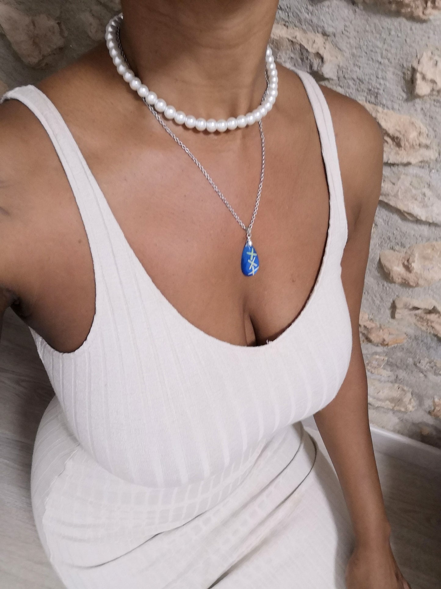 Ensemble collier de perles et chaîne en forme de larme bleu vif