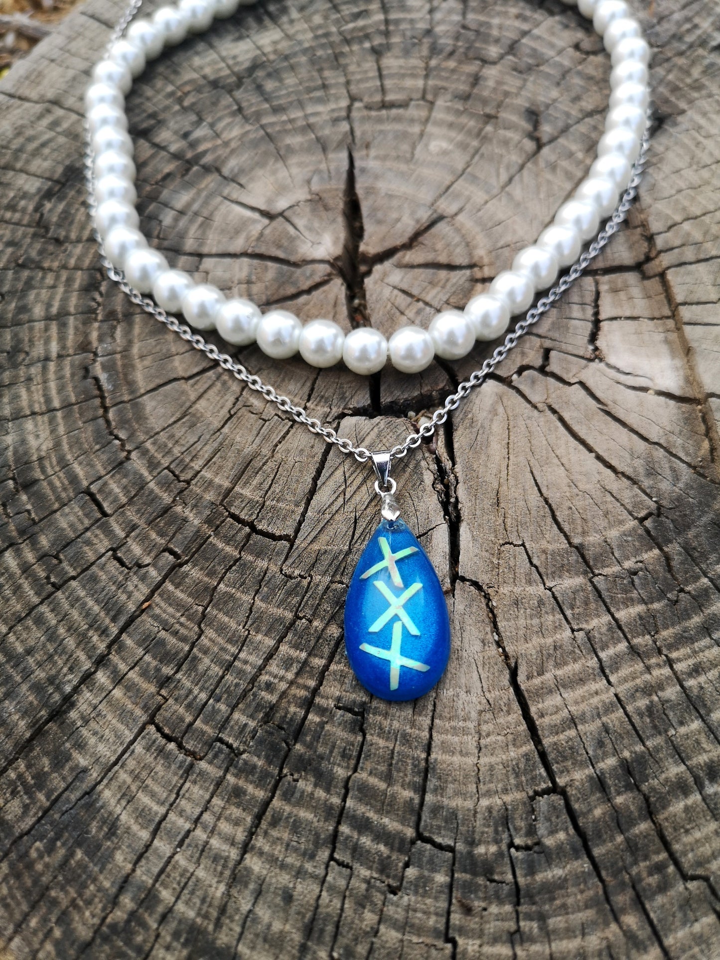 Ensemble collier de perles et chaîne en forme de larme bleu vif