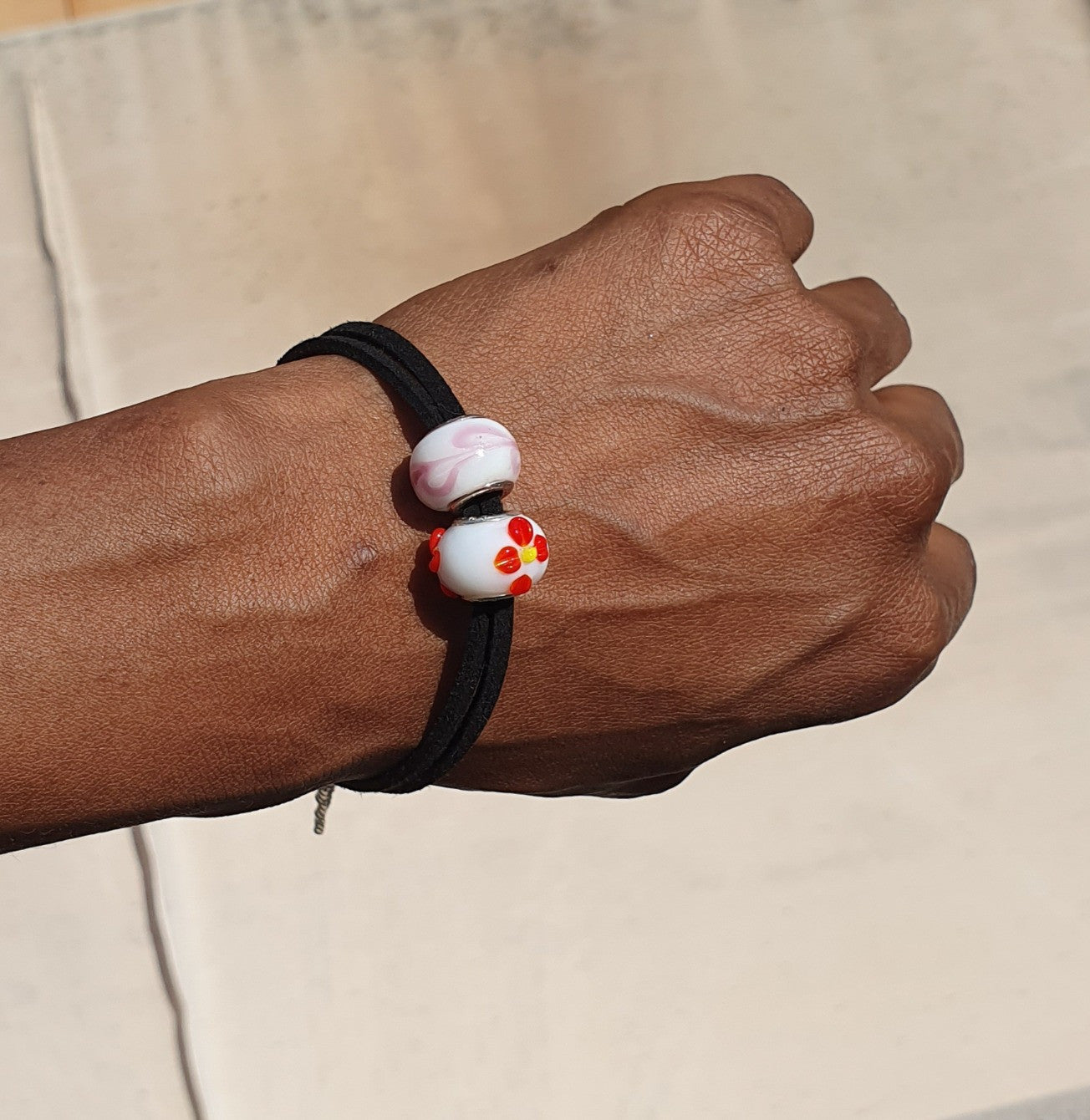 Pulsera Cordón Ante Negro Con Perlas