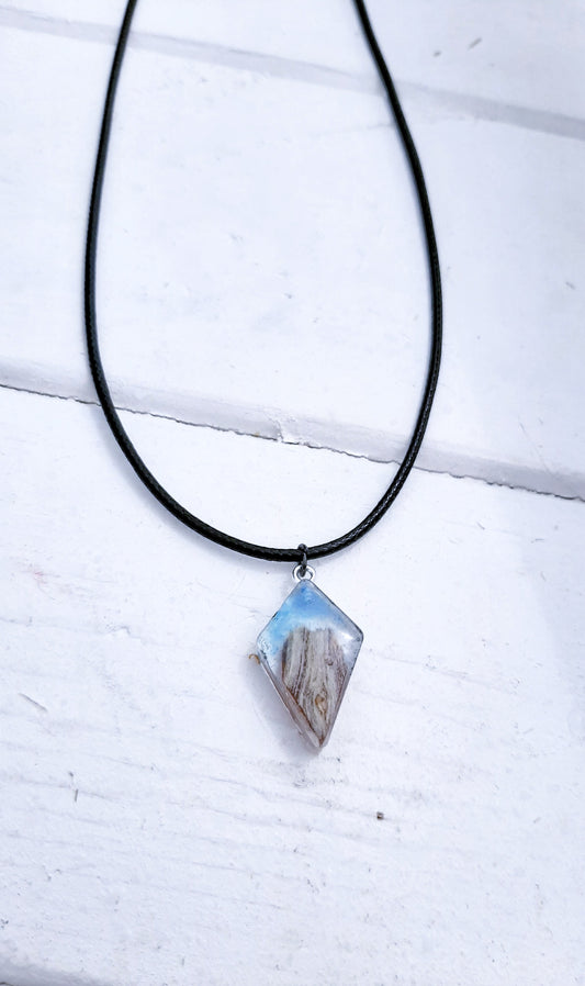 Collier pendentif nature bois bleu ciel (triangle)