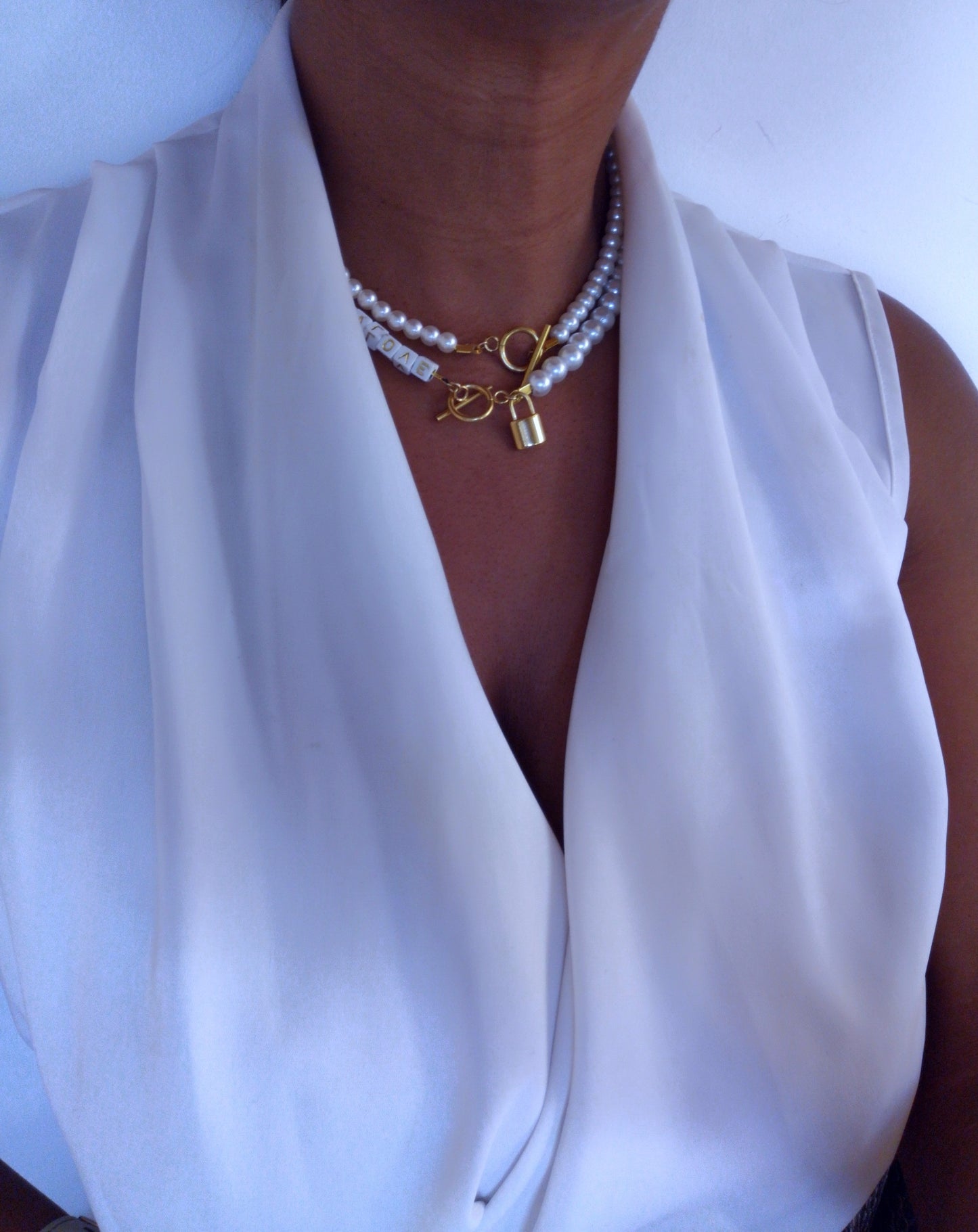 Conjunto collar perlas y dados blancos