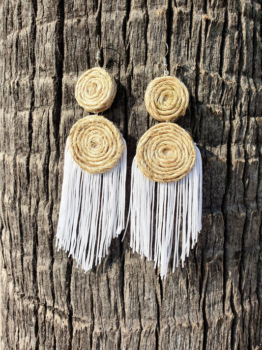 Boucles d'oreilles pendantes Safari blanches