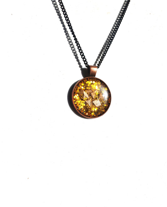 Goldy wood medallion pendant chain