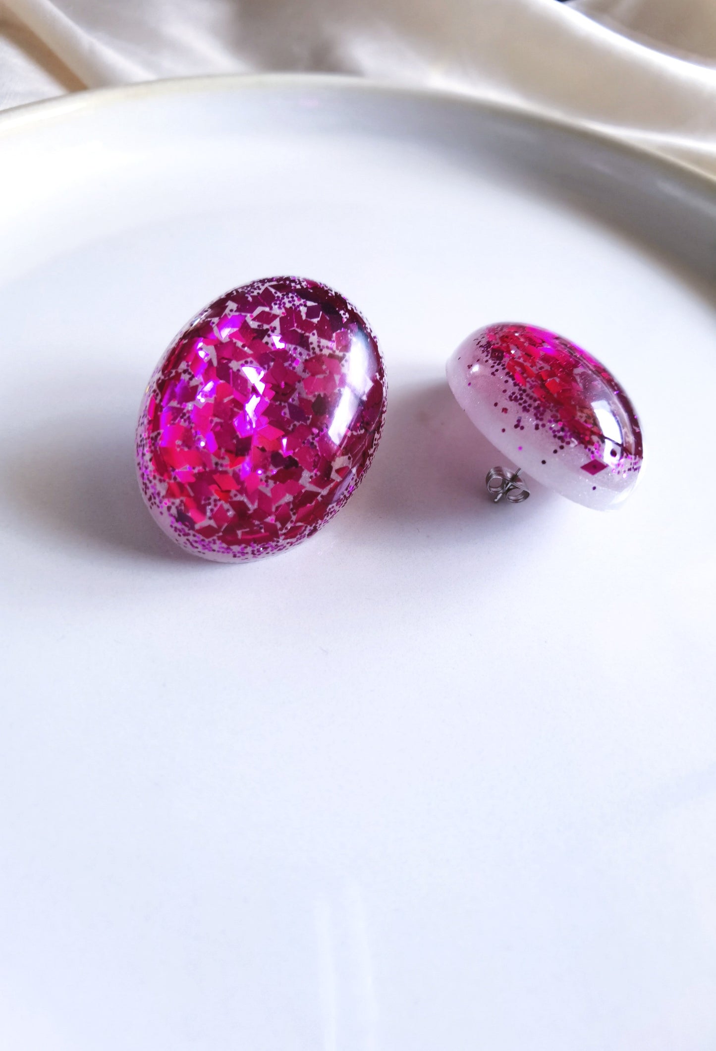 Oval red glitter earrings